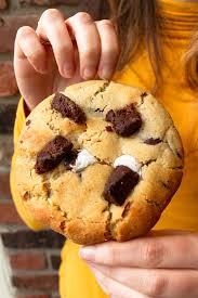 L Abominable Cookie Des Neiges Cookie Vanille Avec Pepites De Chocolat Mi Amer Et Amandes Recouvert De Morceaux De Brownies Et Q Food Desserts Cookies