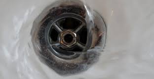 Miringkan neti pot hingga airnya masuk ke dalam saluran lubang hidung hingga lendir keluar di lubang lainnya. 4 Tips Untuk Mencegah Saluran Air Tersumbat Di Rumah