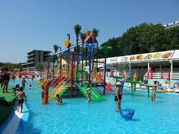 Potrivit poliţiei judeţene constanţa, tânărul de 17 ani a mers în parcul de distracţii din eforie nord, vrând să se dea în maşinuţe electrice. Aqua Park Eforie Nord Romania