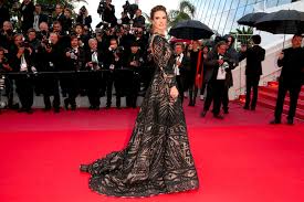 Le rouge ne laisse pas indifférent ! Cannes 2018 Alessandra Ambrosio Divine Sur Le Tapis Rouge