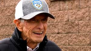 Canaries royalty throws out first pitch