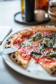 W Pizza In Neukolln Die Vielleicht Beste Pizza Berlins Jager Sammler Blog Beste Pizza Berlin Pizza Berlin Lebensmittel Essen