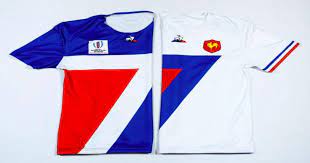 Les samoans jouent en maillot bleu, short blanc, bas bleu. Rugby A 7 Les Plus Beaux Maillots De La Coupe Du Monde De San Francisco Le Rugbynistere