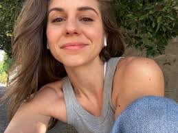 Elizabeth Manning's Instagram, Twitter & Facebook