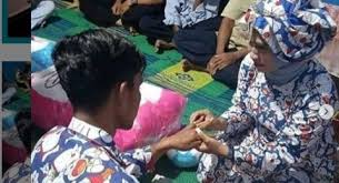 Baju tunangan warna putih salah satu paling banyak diminati. Viral Lamaran Tema Doraemon Baju Hingga Hijab Penuh Wajah Doraemon