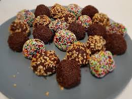 Soli 2 ingredienti per fare dei semplici e deliziosi tartufini al cioccolato : Ricetta Brigadeiro Dolcidee