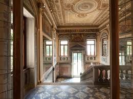 La showgirl svizzera e il marito tomaso trussardi hanno acquistato una villa a bergamo e michelle ci tiene a dare il suo contributo per la ristrutturazione. Invito A Palazzo Trussardi Scrigno D Arte E Di Gossip Corriere It