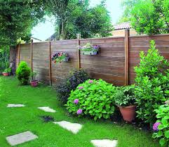 tutoriel comment poser une palissade en bois palissade bois amenagement jardin panneau bois jardin