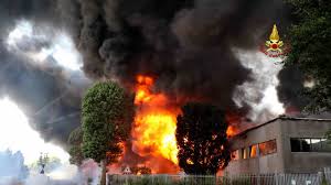 Nel primo pomeriggio di oggi, intorno alle 14, si è sviluppato un incendio all'interno di un capannone abbandonato dell'ex fea nel centro di pescara. Incendio Fabbrica Di Vernici Oggi A Brendola Vicenza