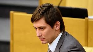 Гудков и его тетя ирина ермилова подозреваются в причинении имущественного ущерба в виде неуплаты долга по договору аренды. Dmitrij Gudkov