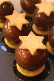 Boule De Noel Sable Breton Aux Epices Fine Sphere De Chocolat Noir Garnie D Une Chantilly Au Praline Et D Une Boulangerie Patisserie Creme Caramel Patisserie