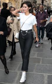 Of je nu kiest voor een laarsje met of zonder hak | snelle levering & gratis retour. How To Wear Chelsea Boots According To 10 Super Trendy Celebs I Am Co White Boots Outfit White Boots White Boots Fashion
