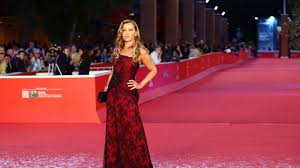 Vera gemma è un'attrice e scrittrice romana figlia d'arte del famoso attore giuliano gemma. Vera Gemma Chi E Carriera Biografia Anni Del Vip Dell Isola Dei Famosi