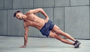 Ein fitnesstraining zu hause ohne geräte, nur mit dem eigenen körpergewicht bei klimmzügen trainiert ihr nahezu alles: Kraftubungen Ohne Gerate Men S Health