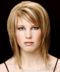 En version carré court dégradé ou carré court effilé le carré court dégradé est une coupe de cheveux tendance capillaire qui revitalise le visage et fait plus long sur les contours que vers la nuque, ce carré court est savamment effilé pour donner du. Coupe De Cheveux Femme Degrade Effile Court 2020 Novocom Top