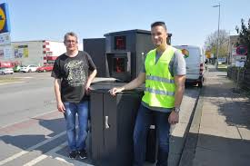 Stefan Heiermann Rechts Und Marcus Roscher Vom Ordnungsamt Nehmen Bielefelds Neuen Superblitzer Guntra Kfz Kennzeichen Ordnungsamt Geschwindigkeitskontrolle
