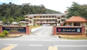 1912 sebuah bangunan yang diperbuat daripada bertam dan nipah didirikan sebagai asas tapak sekolah melayu tikam batu pengasasnya : Baling Sekolahkan Parit Buntar Langkawi Simpang Renggam Jelutong Dan Batu Kawan Mykmu Net