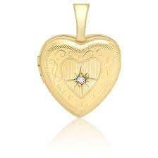 59 Realise En Or Jaune 9 Carats Ce Pendentif Photo En Forme De Coeur Aux Motifs Arabesques Et Serti D Un Diam Pendentif Photo Pendentif Porte Photo Pendentif