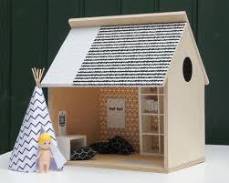 Wer ein gartenhaus sucht, greift in der regel zu einem der stützwinkel aus holz verbessern die tragekraft der einzelnen balken, die das vordach stützen. Ihr Wollt Ein Puppenhaus Aus Holz Selber Bauen Dann Schaut Mal Hier In Unserem Blog Vorbei Ihr Findet Eine Puppenhaus Holz Puppenhaus Holzpferd Selber Bauen