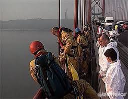 Em terra, outras equipas da greenpeace tentaram impedir o levantamento da ponte móvel sobre a área portuária de leixões, que liga matosinhos e leça da palmeira. Ambiente Greenpeace Chega A Portugal Jpn