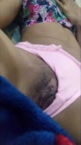 Jovencita delgada toca su coño estrecho y se mete los dedos dentro de su  vagina mojada