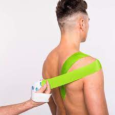 Medical Taping Bei Korrektur Haltung Bei Einer Abweichende Schulterposition Physiotape