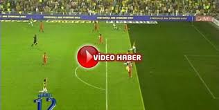 Bu nedenle ayakları geride ancak kafası önde. Gol Bariz Ofsayt
