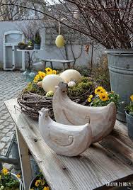 Naturliche Osterdekoration Osterdeko Im Garten Deko Mit Zinkgefassen Gartendeko Zu Ostern Strausseneier Gelbe Osereier Osterdekoration Osterdeko Garten Deko