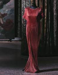 Shaped as an inverted pagoda and suspended by a delicate net of cords decorated with murano glass beads. Le Plisse Fortuny L Histoire D Henriette Muse De Mariano Fortuny Ritratto Di Una Musa Histoire De La Mode Creation De Deguisements La Fille Gibson