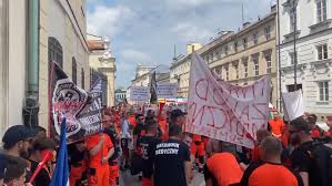 Ratownicy zapowiadali protest już w kwietniu, kiedy na zjeździe oprócz ratowników medycznych do związku należą także m.in. Riq19ghr7gixwm