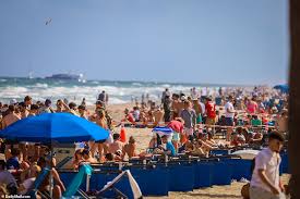 B) this person sees what happens during a crime or accident. Spring Breakers Party Without Masks At Florida Beaches And Bars Despite Covid Warnings Daily Mail Online