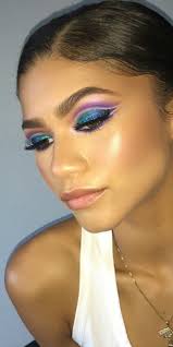 21 Abstract Makeup Looks That Are Totally Selfie Worthy Zendaya Makeup Artistry Makeup Creative Makeup