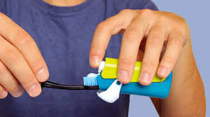 Découvrez notre kit dentifrice + brosse à dent pour homme : Brosse A Dent Avec Dentifrice En Forme De Briquet Pas Cher Maxigadget Com