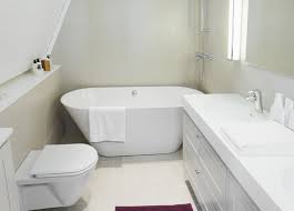 Wie sie die bodenfläche maximieren können, welche elemente im badezimmer neben den grundlegenden dingen (waschbecken, wc, dusche) zu aufgabeln sind und wie sie alles so positionieren, dass dies möglich ist maximaler komfort und sicherheit. 20 Ideen Fur Kleines Bad Design Platzsparende Badewanne