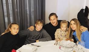 Chanel totti, secondogenita di francesco e ilary blasi, è sbarcata su tik tok: Ilary Blasi E Francesco Totti Chi Sono I Tre Figli Cristian Isabel E Chanel