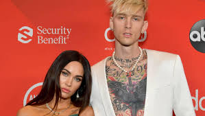 May 27, 2021 · machine gun kelly and megan fox literally nailed their latest red carpet moment, donning matching hot pink and white suits for the iheartradio music awards. Aus Liebe Zu Megan Fox Machine Gun Kelly Tragt Ihr Blut In Einer Halskette
