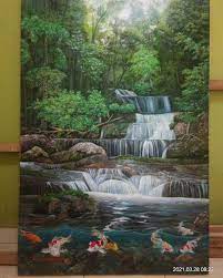 Sebuah lukisan yang melukiskan keindahan serta kemegahan air terjun yang posisi letaknya belum dikenal banyak orang, kanan kiri sepanjang sungai adalah bebatuan terjal dengan tekstur alami. Lukisan Pemandangan Air Terjun Dan Ikan Koi Maestro