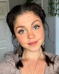 Billie Knowles's Instagram, Twitter & Facebook