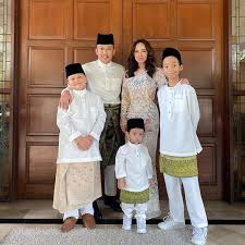 Hari raya aidilfitri is a joyous celebration that involves happy feasting in homes everywhere where family members greet one another with selamat hari raya. 12 Gambar Artis Malaysia Sempena Hari Raya 2020