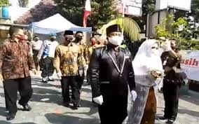 Download lagu sah itu satu (3.22mb) dan streaming kumpulan lagu sah itu satu (4.53mb) mp3 terbaru gratis dan enak dinikmati, video download lagu sah itu satu mp3 dapat kamu download secara gratis di lagu. Pasangan Yang Viral Karena Tinggal Di Gudang Kosong Akhirnya Menikah Secara Sah Bagian 1