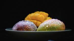 Die äußere schale der mangofrucht wird nicht gegessen, denn sie enthält allergie auslösende substanzen. Mango Mit Schale Essen Was Sie Daruber Wissen Sollten Focus De