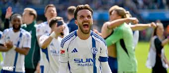 Wildes Topspiel gegen Paderborn: Schalke dreht ein 0:2 und sichert sich den Aufstiegs-Matchball