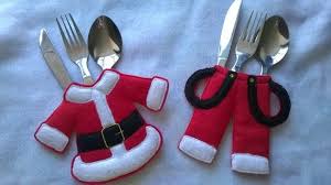Un Pere Noel Brodee En Feutrine Porte Couverts Ensemble Pour Votre Decor De Table De Noel Ce Port Cutlery Holder Christmas Table Decorations Christmas Cutlery