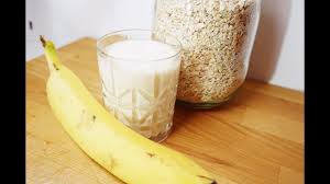 Since bananas blend so well with other flavors, it's easy to create a smoothie to satisfy your particular tastes. How To Make A Protein Shake With Oats Banana Milk Whey Protein Powder Muscle Building Meal Youtube