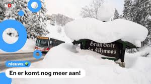 De ijskristallen voegen zich samen en vormen sneeuwvlokken. Weer Een Meter Sneeuw In Oostenrijk En Duitsland Youtube