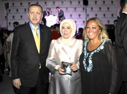 Ana sayfa » magazin » faik öztürk'ün eşi safiye soyman şokta, safiye soyman dolandırıldı şarkıcı safiye soyman'ın bir galeriden sıfır diye aldığı araç, ikinci el çıktı. Safiye Soyman Basbakan Ve Esine Ilahi Cd