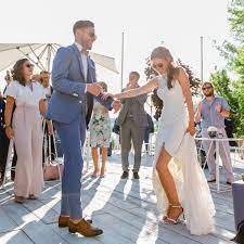 Sorgt da etwa schon jemand vor. Real Groom Real Wedding Kleid Hochzeit Hochzeitskleid Spitze Anzug