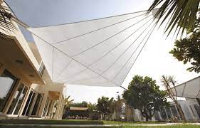 Sonnensegel haben gegenüber sonnenschirmen den vorteil, dass sie frei in der luft hängen, damit sehr platzsparend sind und mehr schatten bieten können. Sonnensegel Fur Terrasse Balkon Schoner Wohnen