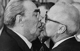 Der ehemalige sowjetische staatspräsident ist stolz und lobt deutschland für die entwicklung. The Story Behind The Iconic Kiss On The Berlin Wall Iheartberlin De
