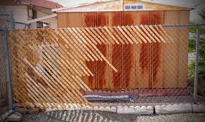 15 Inch Dry Cedar Shims Weaved Into Chainlink Fence The Darker Section Is Showing Where I Applied Some Wood Stain To Make It More D Maschendrahtzaun Zaun Holz